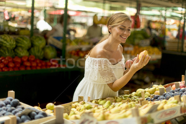 Zdjęcia stock: Młoda · kobieta · zakupu · owoce · rynku · dość · świeże