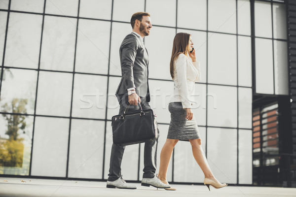 Jovem negócio casal caminhada ao ar livre prédio comercial Foto stock © boggy