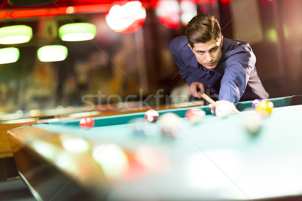 Biliard portret tânăr joc Snooker tabel Imagine de stoc © boggy