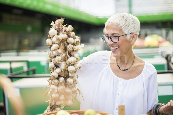 Foto d'archivio: Senior · donna · acquisto · aglio · mercato · ritratto