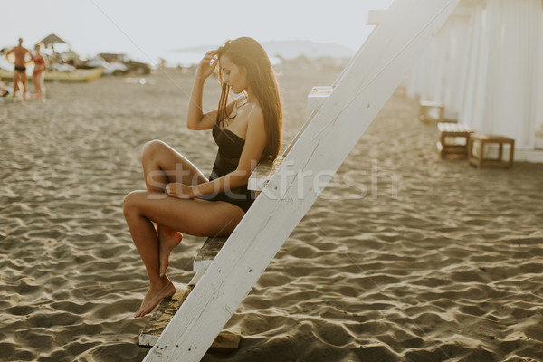 Młoda kobieta stwarzające plaży widoku ratownik obserwacja Zdjęcia stock © boggy