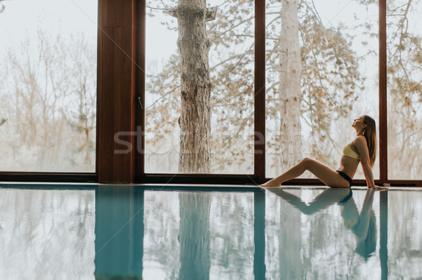 Joli jeune femme détente piscine spa centre [[stock_photo]] © boggy