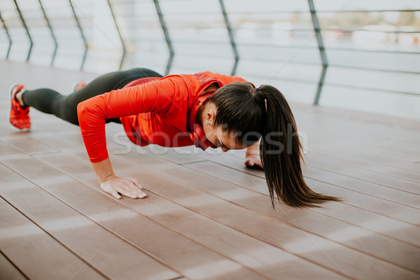 Stockfoto: Vrouw · plank · promenade · lopen · jonge · vrouw · ochtend