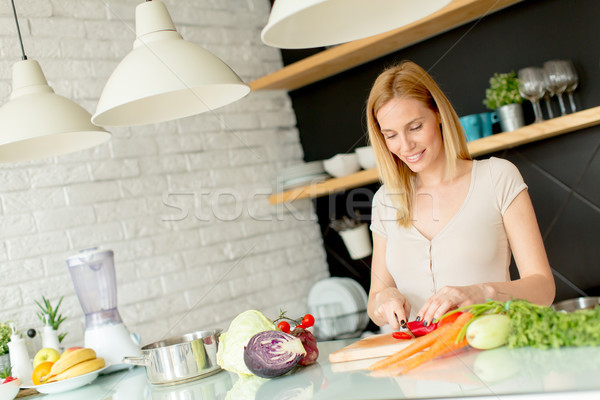 Foto stock: Bastante · mulher · jovem · cozinha · moderno · feliz