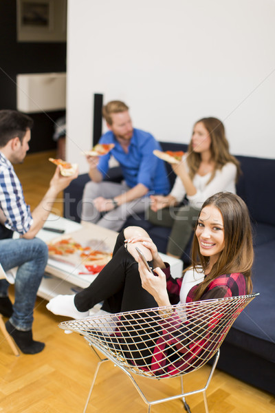 Stockfoto: Vrienden · eten · pizza · groep · samen · home