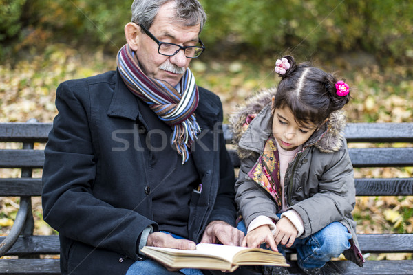 Grootvader kleindochter park lezing boek najaar Stockfoto © boggy