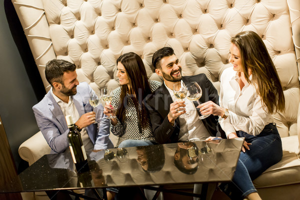 Grup tineri vin alb vin Imagine de stoc © boggy