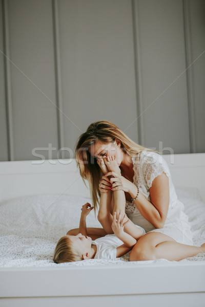 Stockfoto: Jonge · gelukkig · moeder · spelen · witte · bed