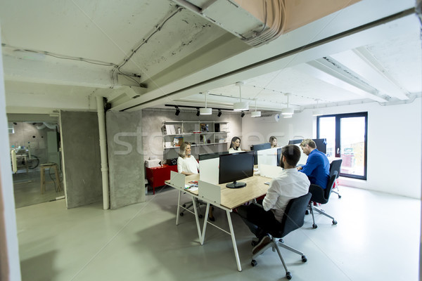 Jungen sitzen Arbeit modernen Büro Internet Stock foto © boggy