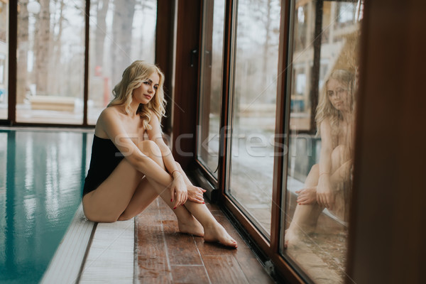 Joli jeune femme détente piscine spa centre [[stock_photo]] © boggy