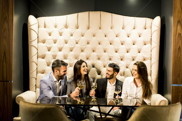 Grup tineri vin alb petrecere Imagine de stoc © boggy
