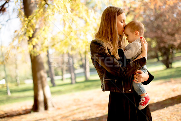 Jonge moeder baby jongen najaar park Stockfoto © boggy