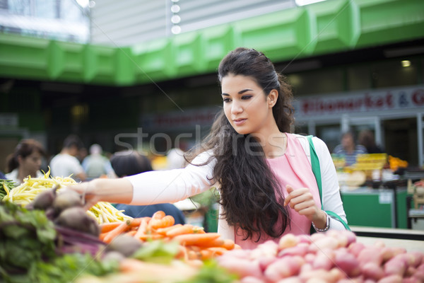 Jeune femme marché joli achat légumes sourire [[stock_photo]] © boggy