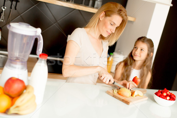Mutter Tochter gesunden Smoothie frischen Früchte Stock foto © boggy
