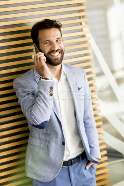 Modernen Geschäftsmann gut aussehend Anzug halten Telefon Stock foto © boggy