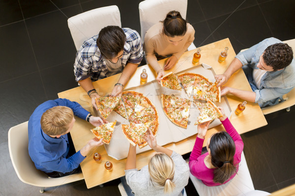 Grupo jovens alimentação pizza potável cidra Foto stock © boggy