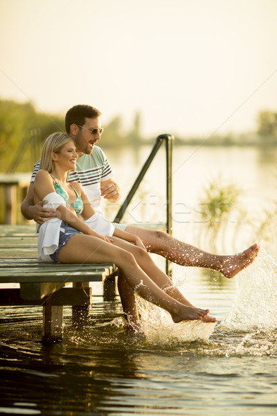 ストックフォト: ロマンチックな · カップル · 座って · 木製 · 桟橋 · 湖