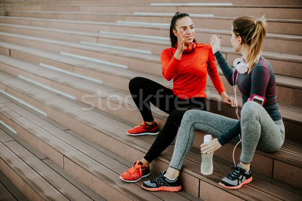 Foto stock: Dois · mulher · jovem · corrida · escada · água