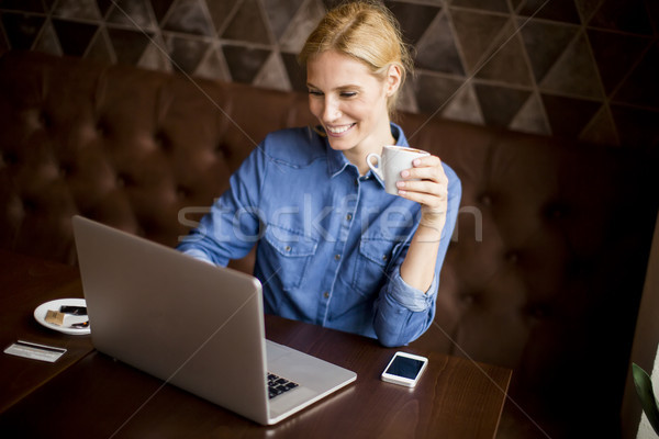 年輕女子 坐在 咖啡館 飲用水 咖啡 衝浪 商業照片 © boggy