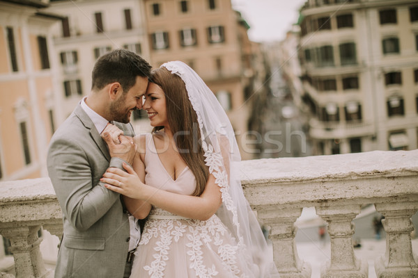 Fiatal újonnan házaspár pózol Róma gyönyörű Stock fotó © boggy