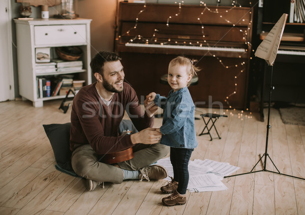 Jonge vader weinig dochter spelen akoestische gitaar Stockfoto © boggy