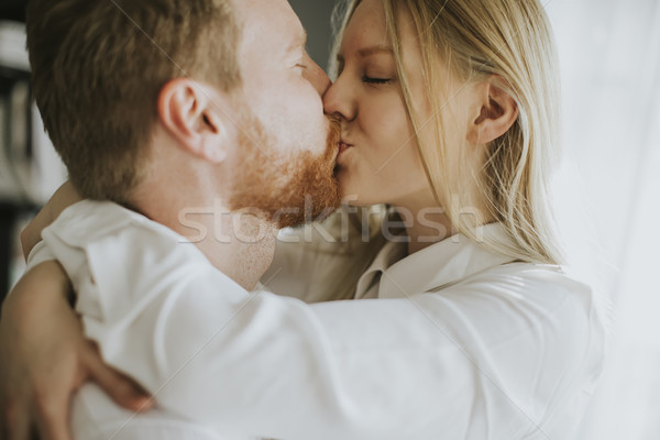 Amoroso casal beijando quarto feliz homem Foto stock © boggy