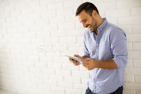 Junger Mann Tablet stehen weiß Wand Porträt Stock foto © boggy
