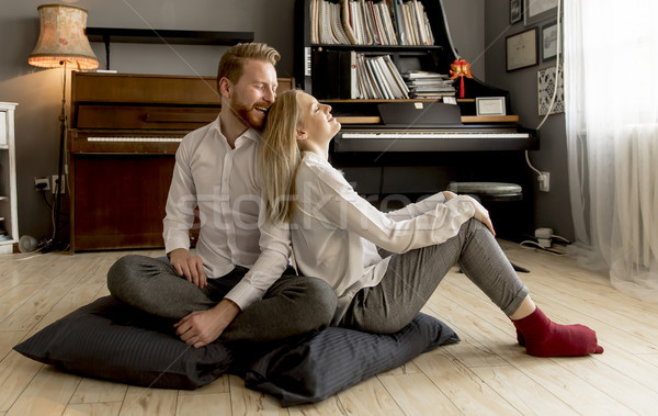 Amoroso Pareja besar habitación feliz mujer Foto stock © boggy