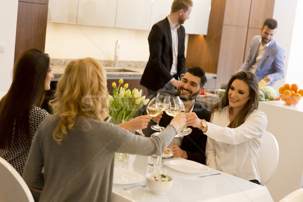 ストックフォト: 友達 · 座って · ダイニングテーブル · 祝う · パーティ · ワイン