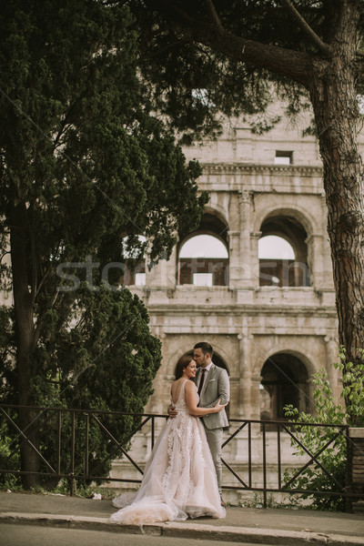 Genç düğün çift colosseum Roma İtalya Stok fotoğraf © boggy