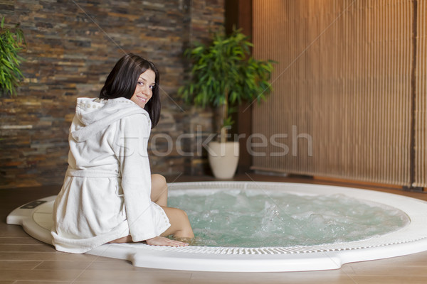Jonge vrouw hot tub ontspannen vrouw meisje zwembad Stockfoto © boggy