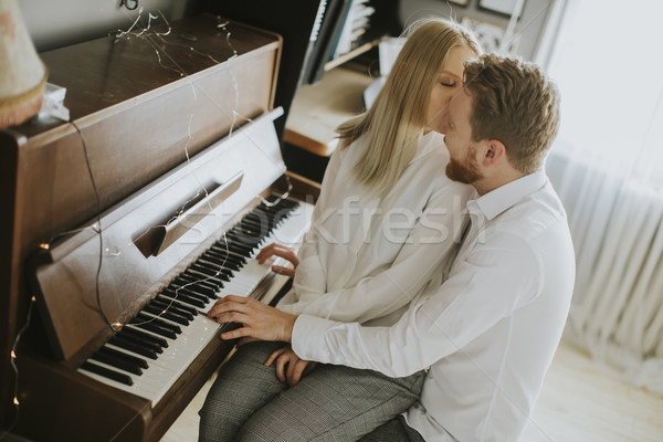 любящий пару играет фортепиано комнату домой Сток-фото © boggy