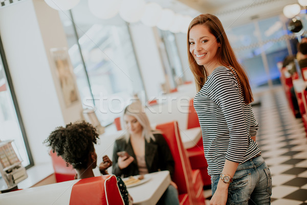 Foto stock: Femenino · amigos · comer · de · comida · rápida · mesa · comedor