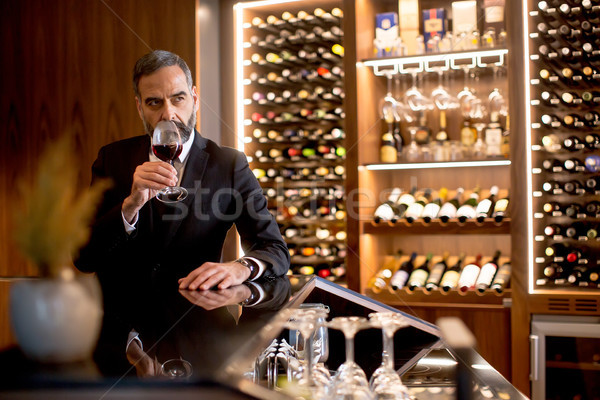 Knap elegante zakenman drinken rode wijn bar Stockfoto © boggy