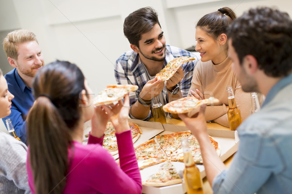 Amizade grupo jovens alimentação pizza potável Foto stock © boggy