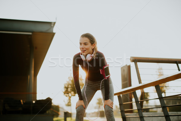 Fiatal vonzó nő futó elvesz törik jogging Stock fotó © boggy