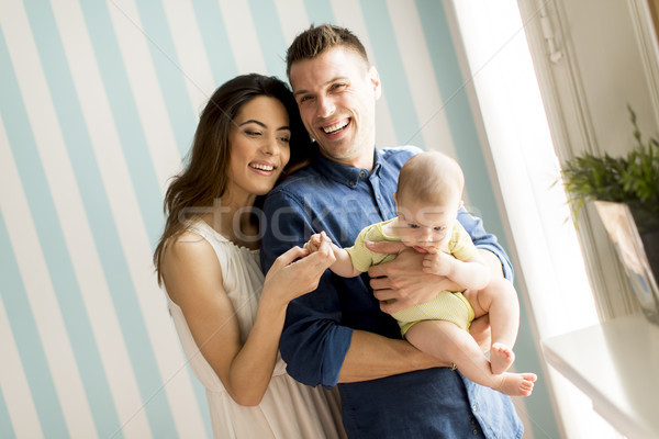 Młodych rodziny baby stałego ściany pokój Zdjęcia stock © boggy