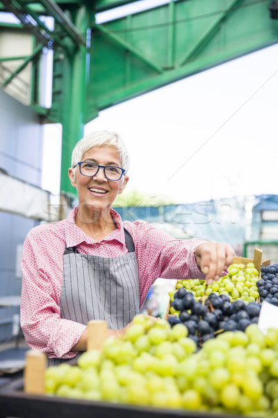 Stock foto: Senior · Frau · Trauben · Markt · Porträt · schwarz