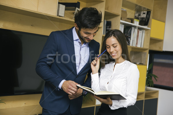 Zwei jungen Geschäftsleute Business Plan modernen Stock foto © boggy