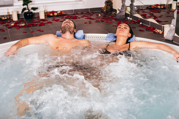 Tineri atractiv cuplu relaxa cada cu hidromasaj spa Imagine de stoc © boggy