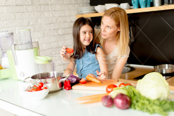 Mamă fiica modern bucătărie alimente alimente sanatoase Imagine de stoc © boggy
