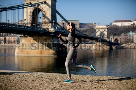 Сток-фото: женщину · спортивная · одежда · работает · Дунай · реке · прогулка