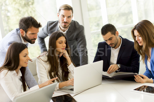 Tineri oameni de afaceri team building modern birou vedere Imagine de stoc © boggy