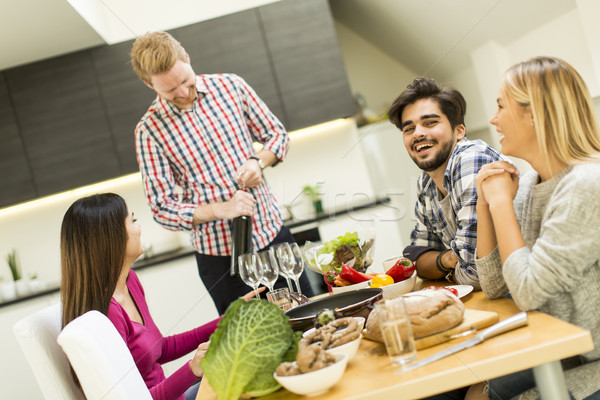 Stock foto: Jugendlichen · Essen · Esszimmer · modernen · home · Ansicht