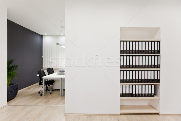 Modern birou lemn perete muncă sticlă Imagine de stoc © boggy