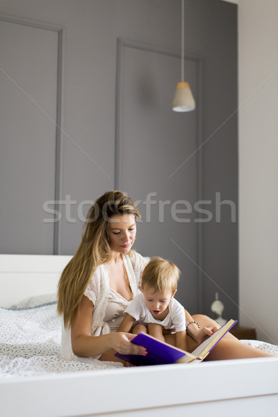 Giovani madre lettura libro sorridere piccolo Foto d'archivio © boggy