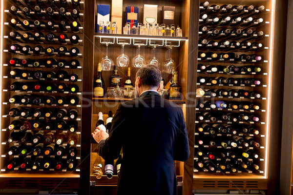 Stock foto: Gut · aussehend · reifer · Mann · Verkostung · Rotwein · Glas · Wein