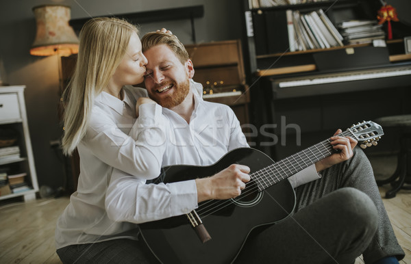 Homem jogar violão jovem bela mulher mulher Foto stock © boggy