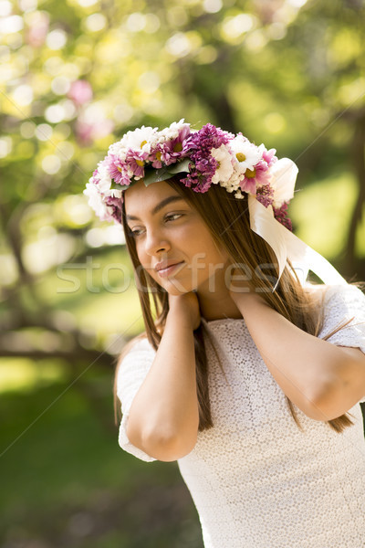 Jeune femme fleurs cheveux ensoleillée printemps jour [[stock_photo]] © boggy