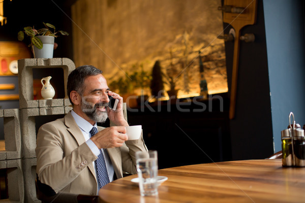 бизнесмен питьевой кофе мобильного телефона мнение Сток-фото © boggy